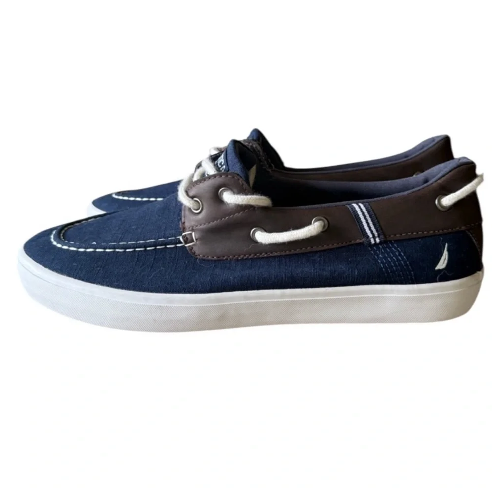 NAUTICA men’s 10 1/2 navy boat shoe excellent condition the “MALAD”